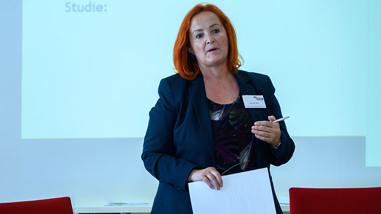 Elfriede Hell bei ihrem Vortrag über die Ergebnisse der WIFO-Studie zu Best-Practice-Ansätzen und -Lösungen
