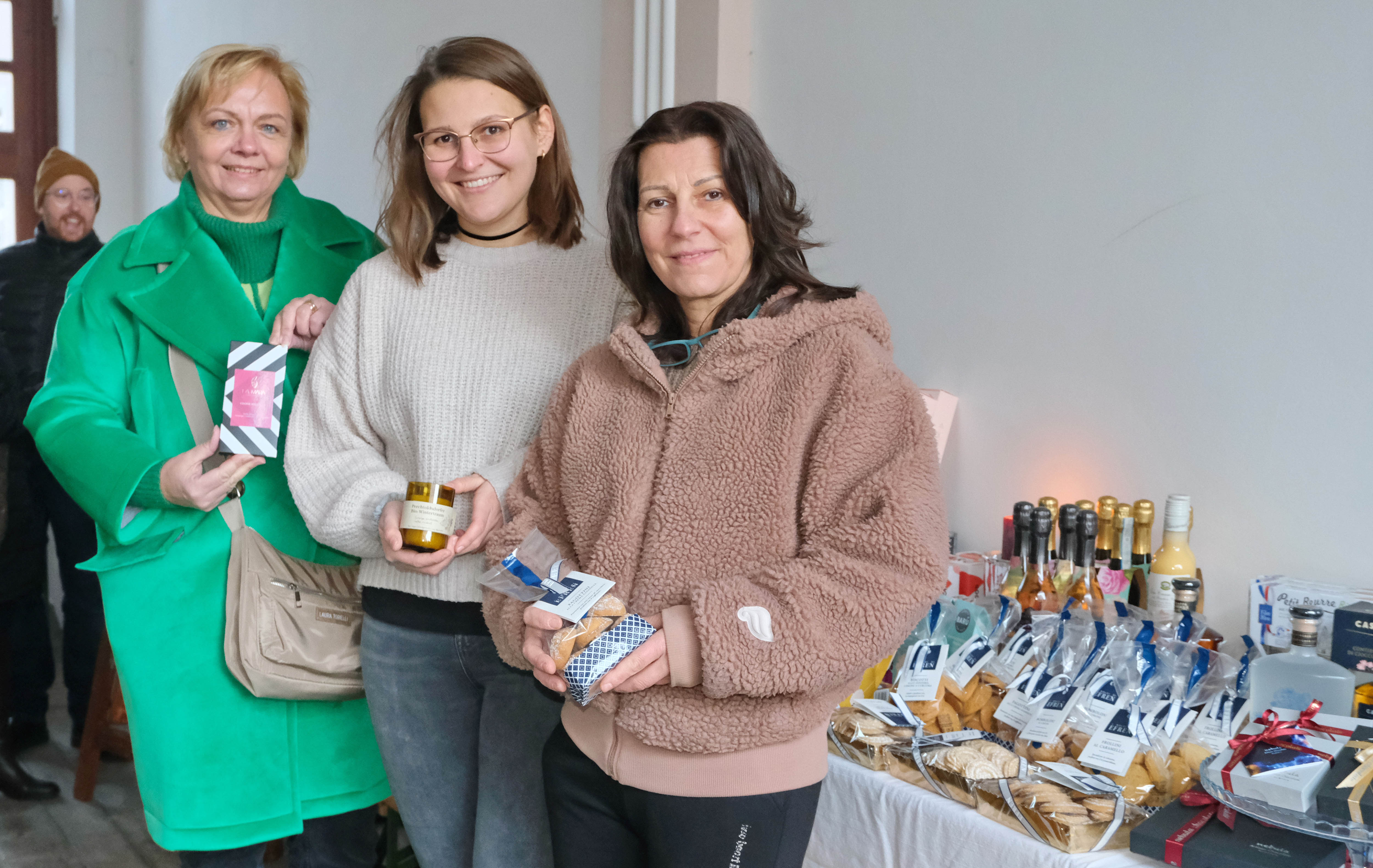 Schokolade, Kekse und edle Pralinen gabs bei Alexandra und Renate Neubauer