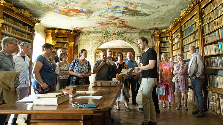 Bibliothekar Johannes Deibl zeigte den Teilnehmer:innen der Fachtagung besondere Schätze.