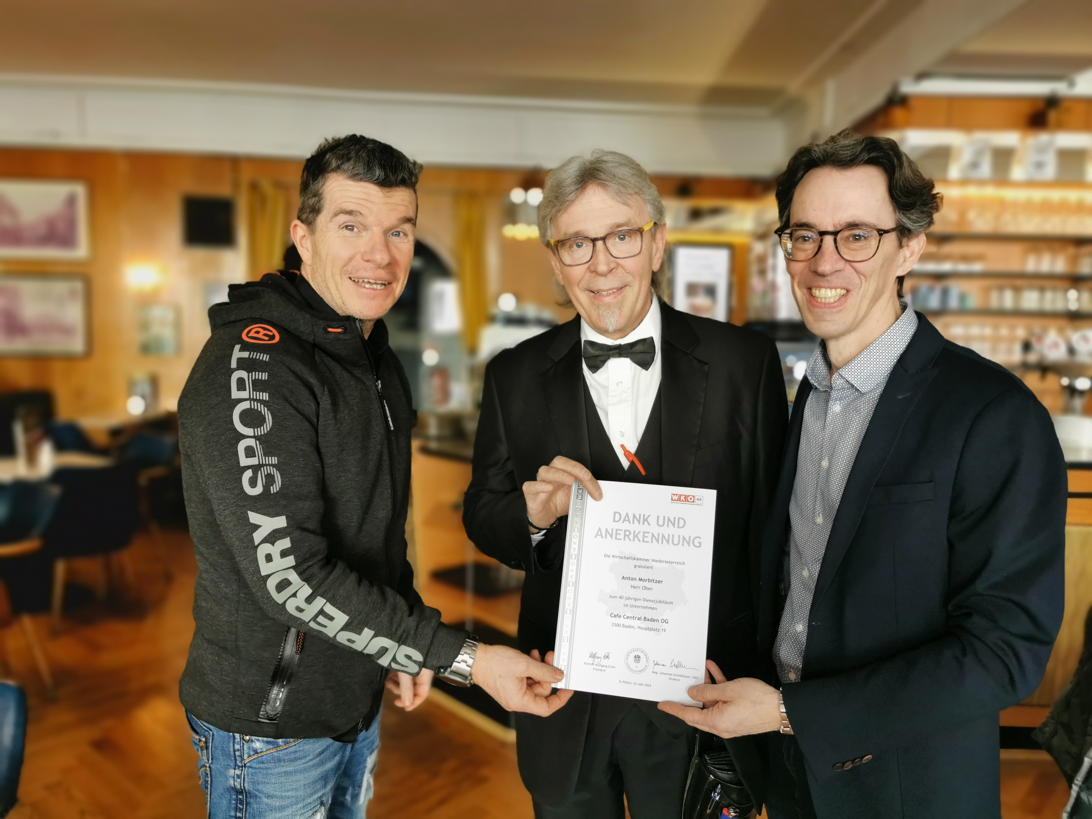 Mario Kreiker (links) und WKNÖ Bezirksstellenleiter Andreas Marquardt (rechts) gratulierten Anton Morbitzer zur langen Betriebszugehörigkeit