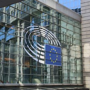 Glasfassade mit Flagge der Europäischen Union