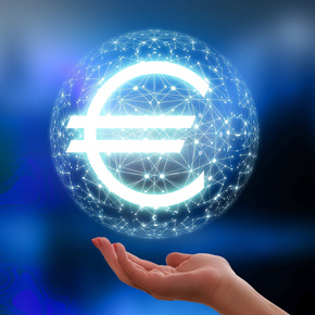 Hand hält einen digitalen Euro