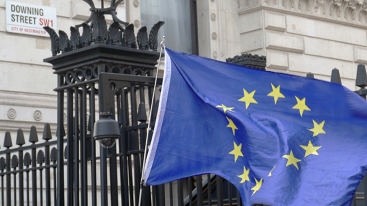 EU-Flagge vor Downing Street