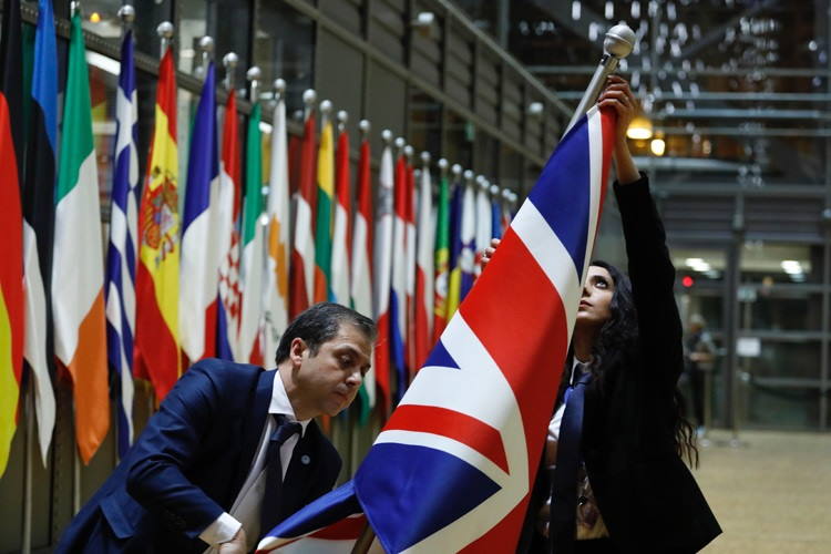 Entfernung der britischen Flagge im Gebäude des Europäischen Rates