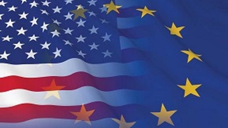 Überlagernde Flaggen der USA und der EU