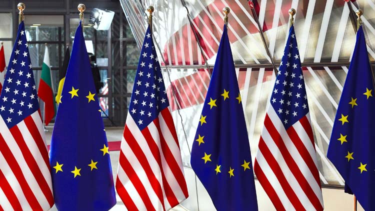 Mehrere EU- und USA-Flaggen abwechselnd nebeneinander stehend