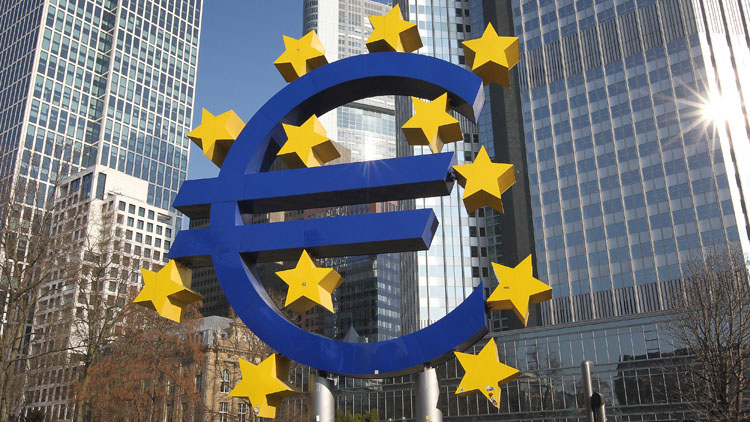 Euro-Zeichen vor der EZB in Frankfurt