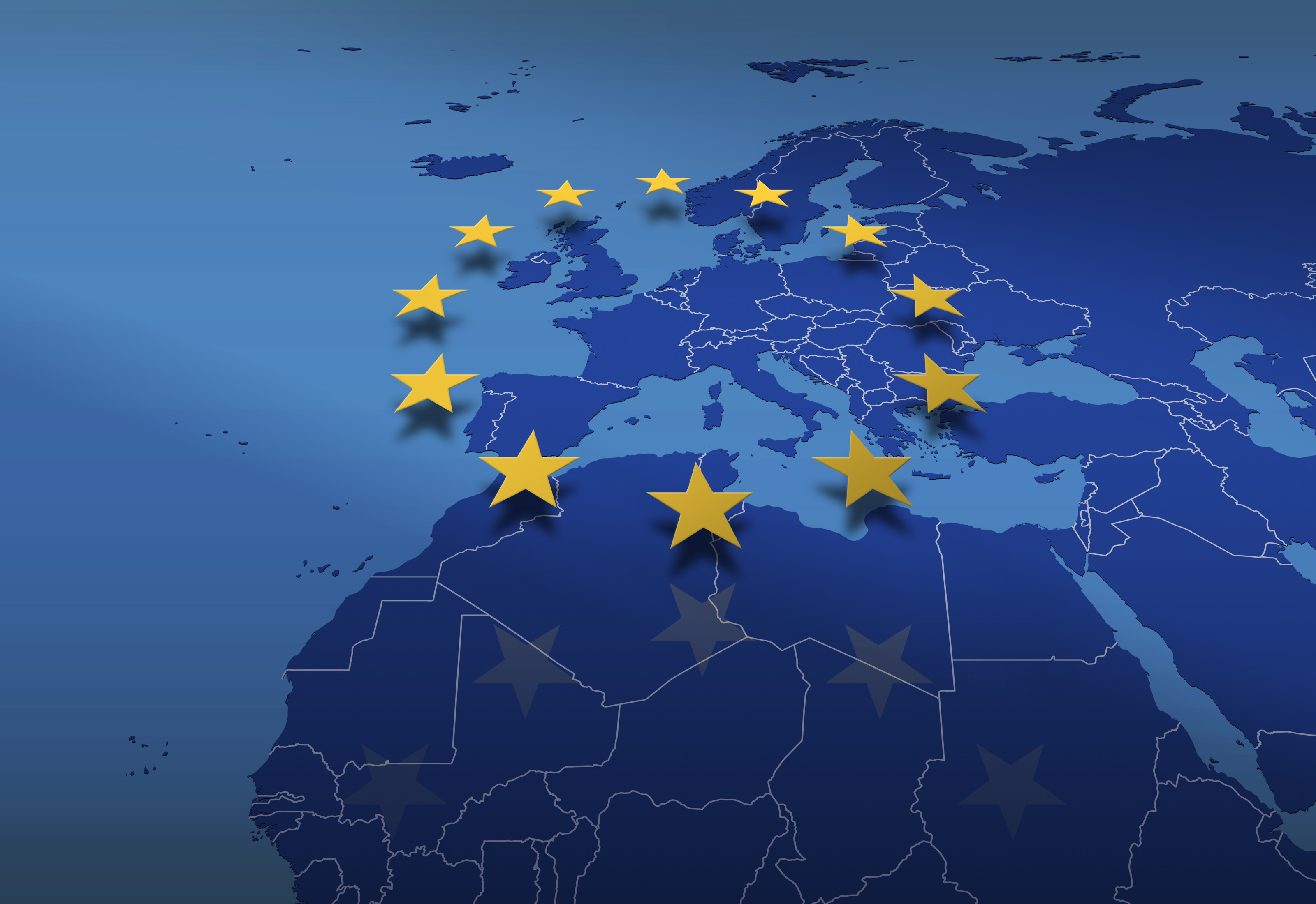 Blaue Landkarte mit Europa im Fokus, Afrika und Asien im Ausschnitt, darüberliegend Overlay der EU-Flagge: gelbe Sterne in Kreisform angeordnet