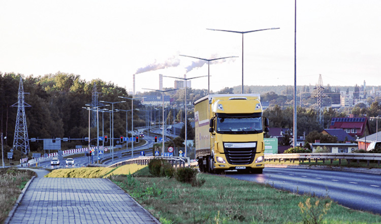 Gelber Lastkraftwagen auf Autobahn