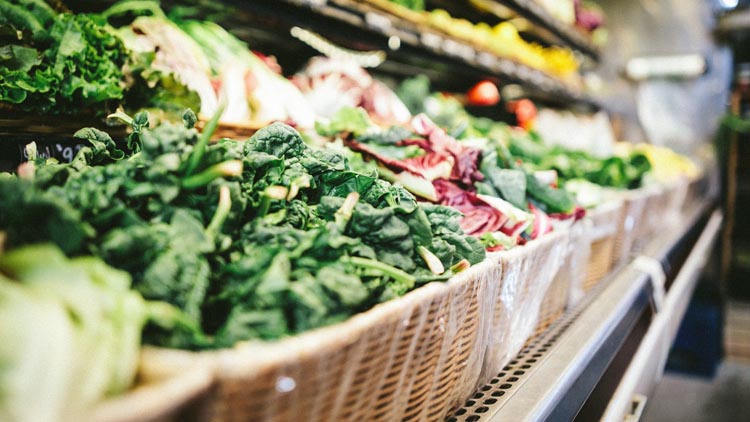 Gemüse und Salat im Supermarkt-Regal