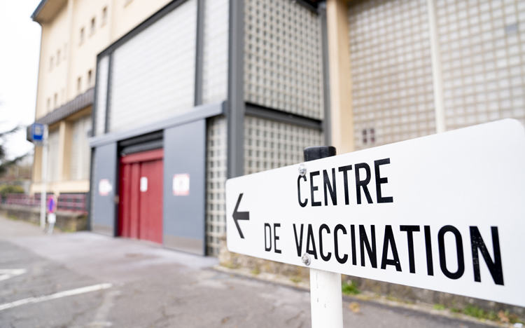 Hinweisschild Impfzentrum auf Französisch