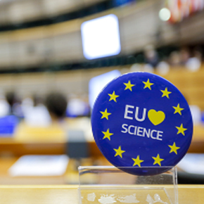 Ein Button mit der Aufschrift "EU loves Science"