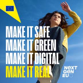 NextGenEU Kampagnen-Bild, Frau die Hand hebend, im Hintergrund blauer Himmel, Schritzug Make it safe, green, digital, real