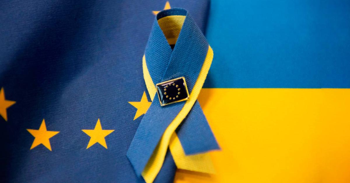 Die europäische und die ukrainische Flagge verbunden