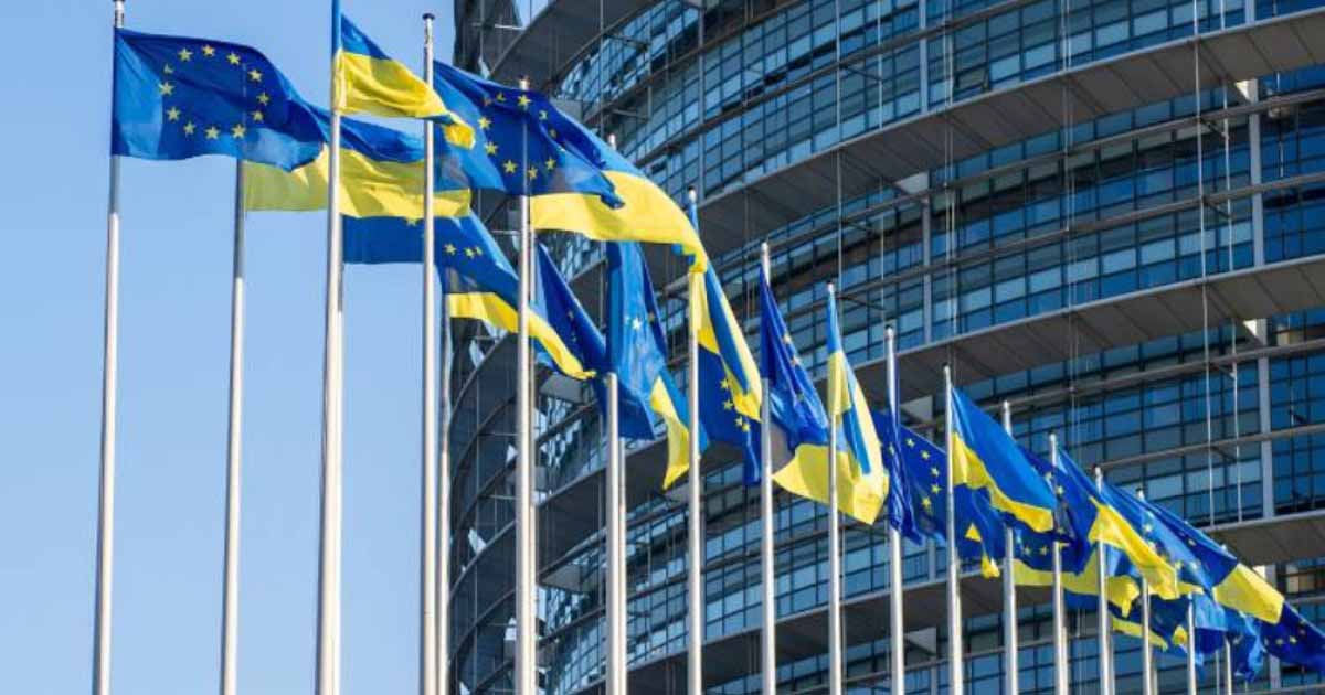 Die Flaggen der EU und der Ukraine vor dem Europäischen Parlament