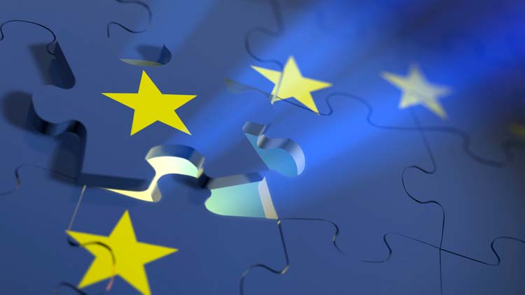 Ein Puzzlestein wird in die europäische Flagge eingesetzt