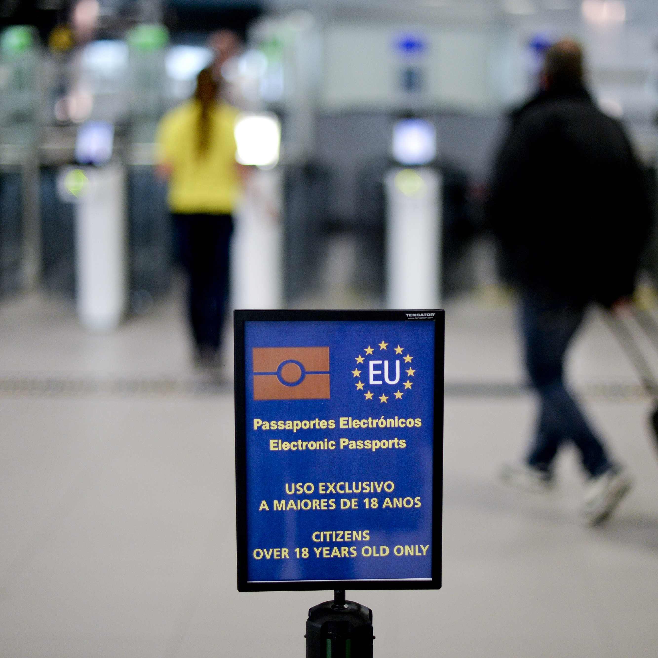 Schild für eine Passportkontrolle an einem Flughafen