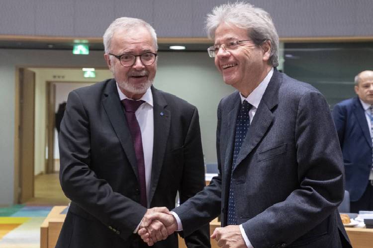 Werner Hoyer, Präsident der Europäischen Investitionsbank;  Paolo Gentiloni, EU-Kommissar für Wirtschaft, reichen sich die Hände
