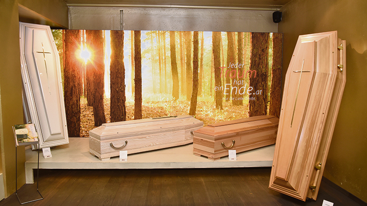 Im Produktsortiment der Moser Holzindustrie gibt es an die 1.000 Sargmodelle.