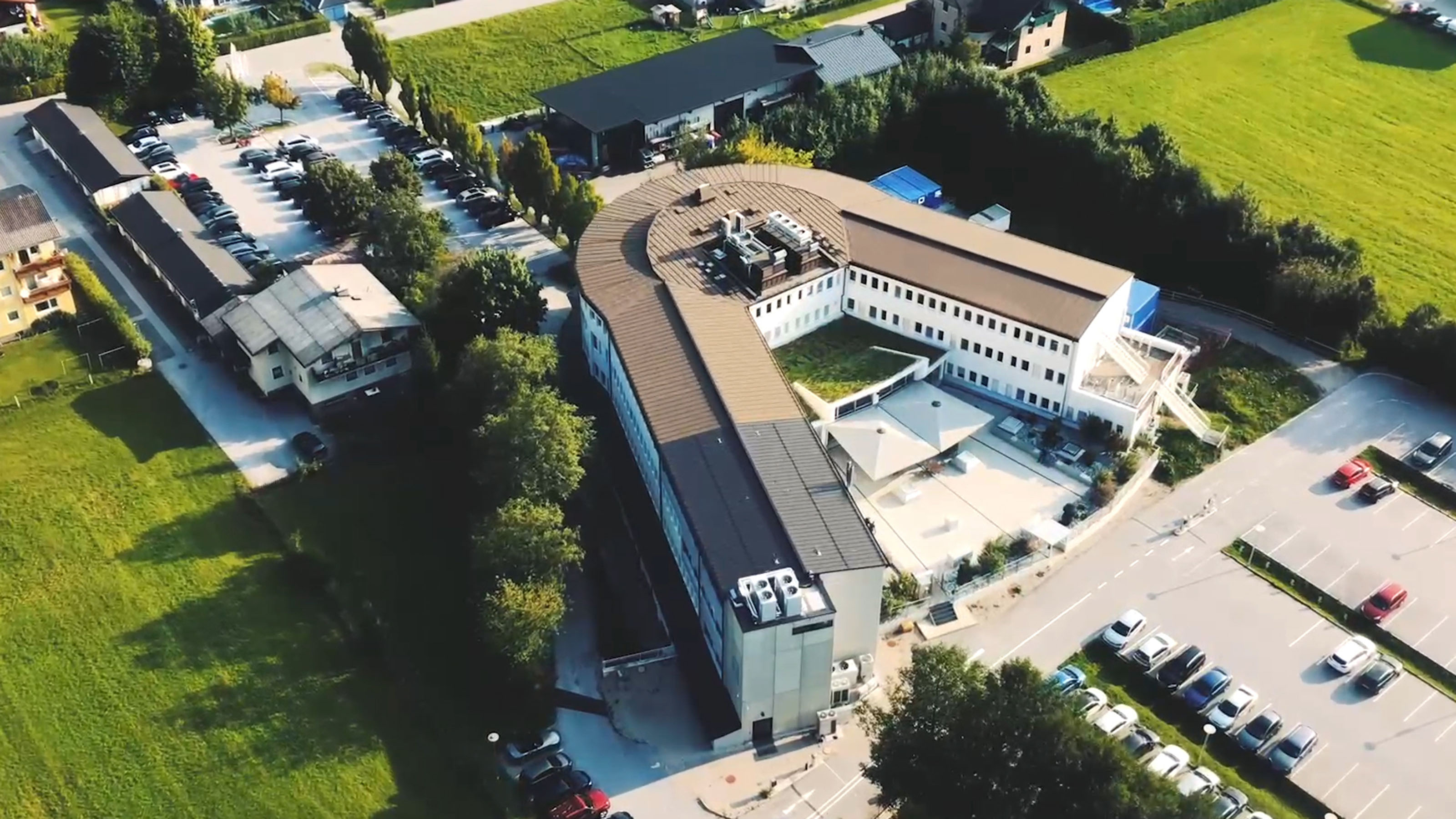 Das Headquarter von Skidata in Grödig. Das Unternehmen beschäftigt weltweit rund 1.400 Mitarbeiter:innen. 