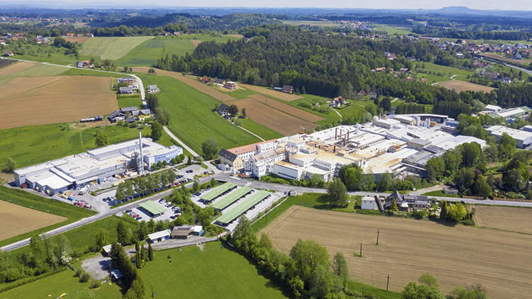 Das große Fabriksgelände der Ceram Austria GmbH in Frauental in einer Luftaufnahme.