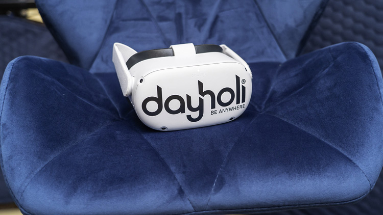 Eine mit dayholi gebrandete VR-Brille auf einem blauen, samtenen Stuhl.