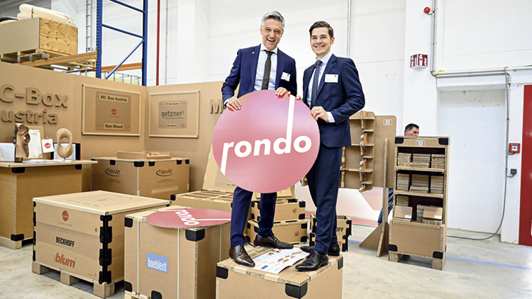 Hubert Marte (l.) und Robert Posch (r.) mit dem rosa Rondo-Logo in der Hand.