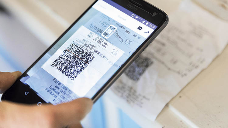 Die Kubo-App im Einsatz im Café Fotter: Nutzer scannen einfach QR-Codes auf Rechnungen ein.
