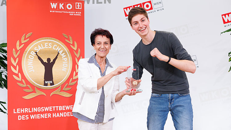 Der neu Junior Sales Champion, Bernhard Scholz (Bernhard Kohl Sporthandel GmbH) mit Spartenobfrau KommR Margarete Gumprecht